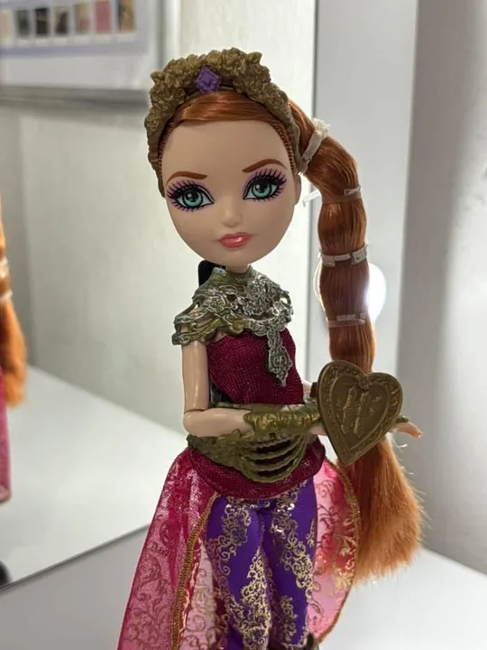 Boneca Ever After High Holly Dragon Games