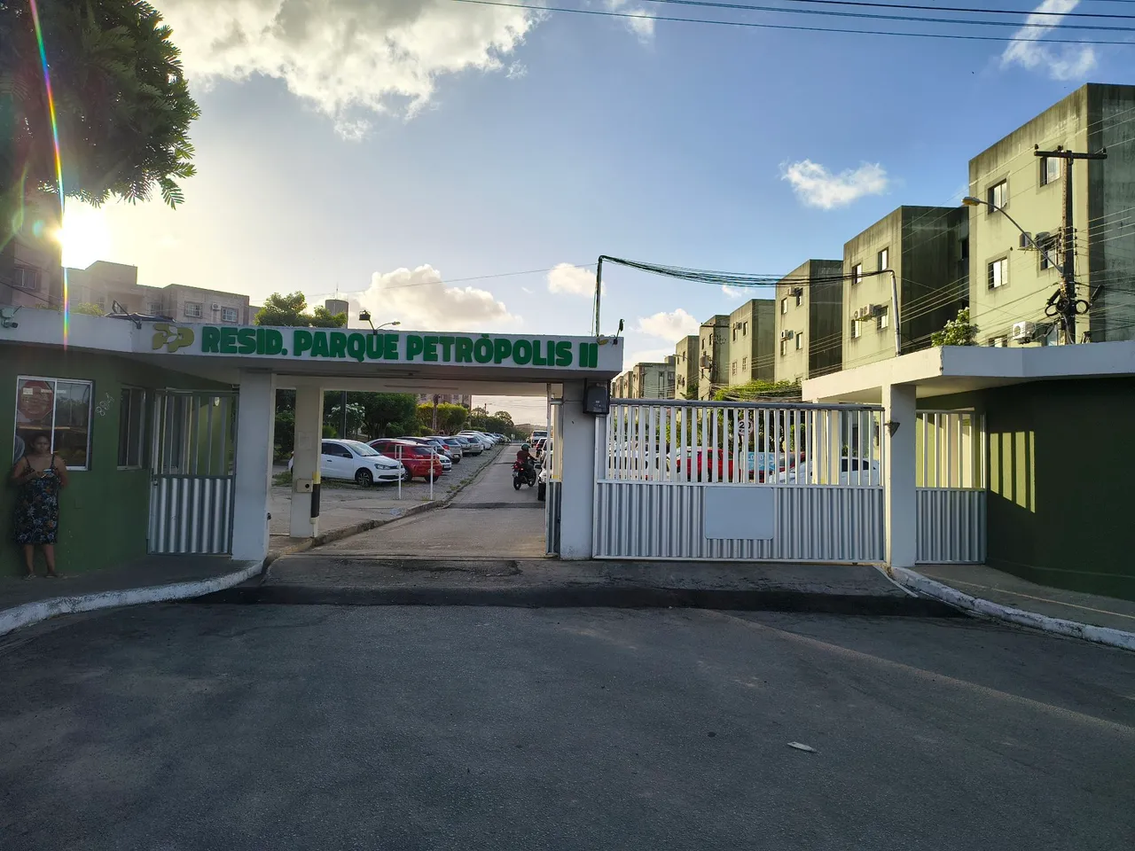 Alugo apartamento no Parque Petrópolis II, com 2/4, wc social, 01 vaga de garagem