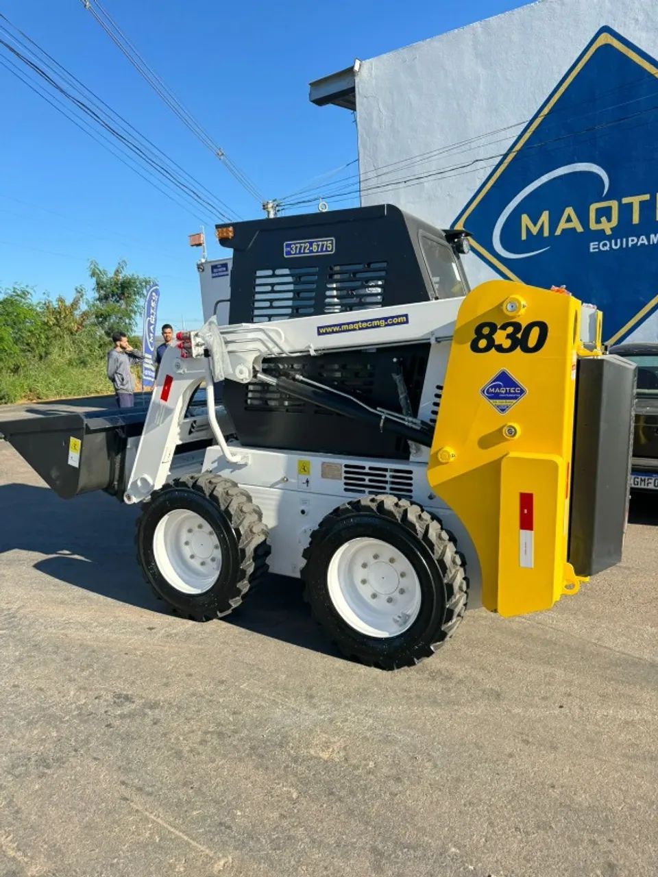 Locação de Minicarregadeira 830 kg