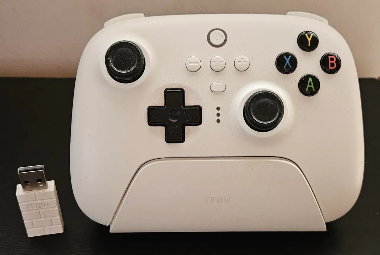 Controle 8BitDo c/ Base de Carregamento - Leve Defeito no Gatinho - Oportunidade
