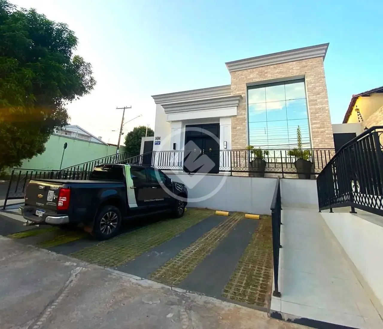 Prédio Comercial com 7 Salas + Recepção - Arquitetura Clássica Moderna - Salas com Mesa fi