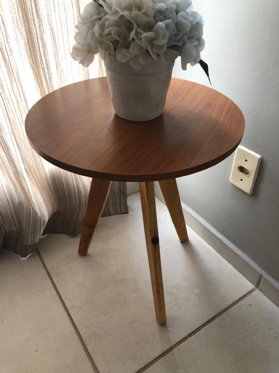 Mesa lateral de madeira com design moderno
