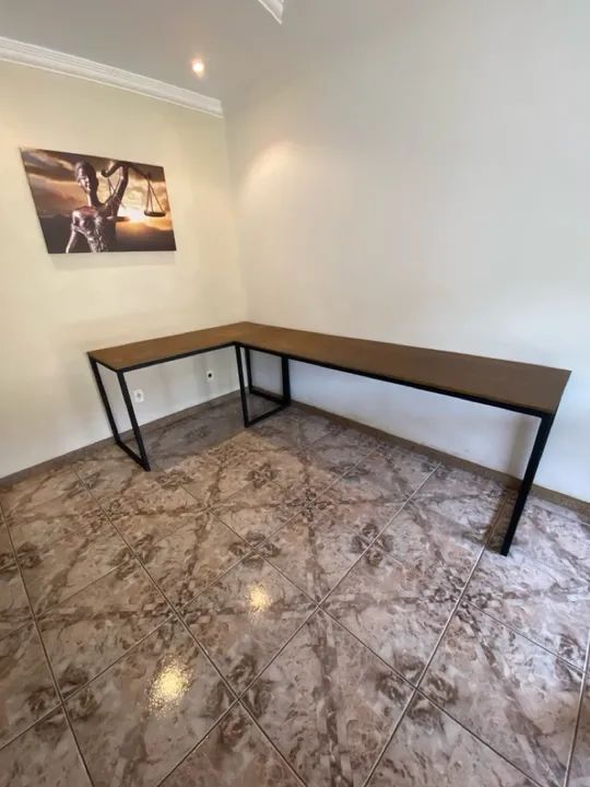 Mesa em L no estilo industrial 