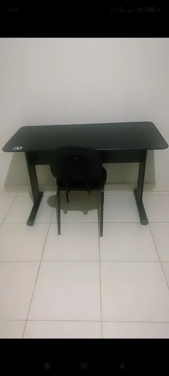 Mesa de escritório preta com cadeira