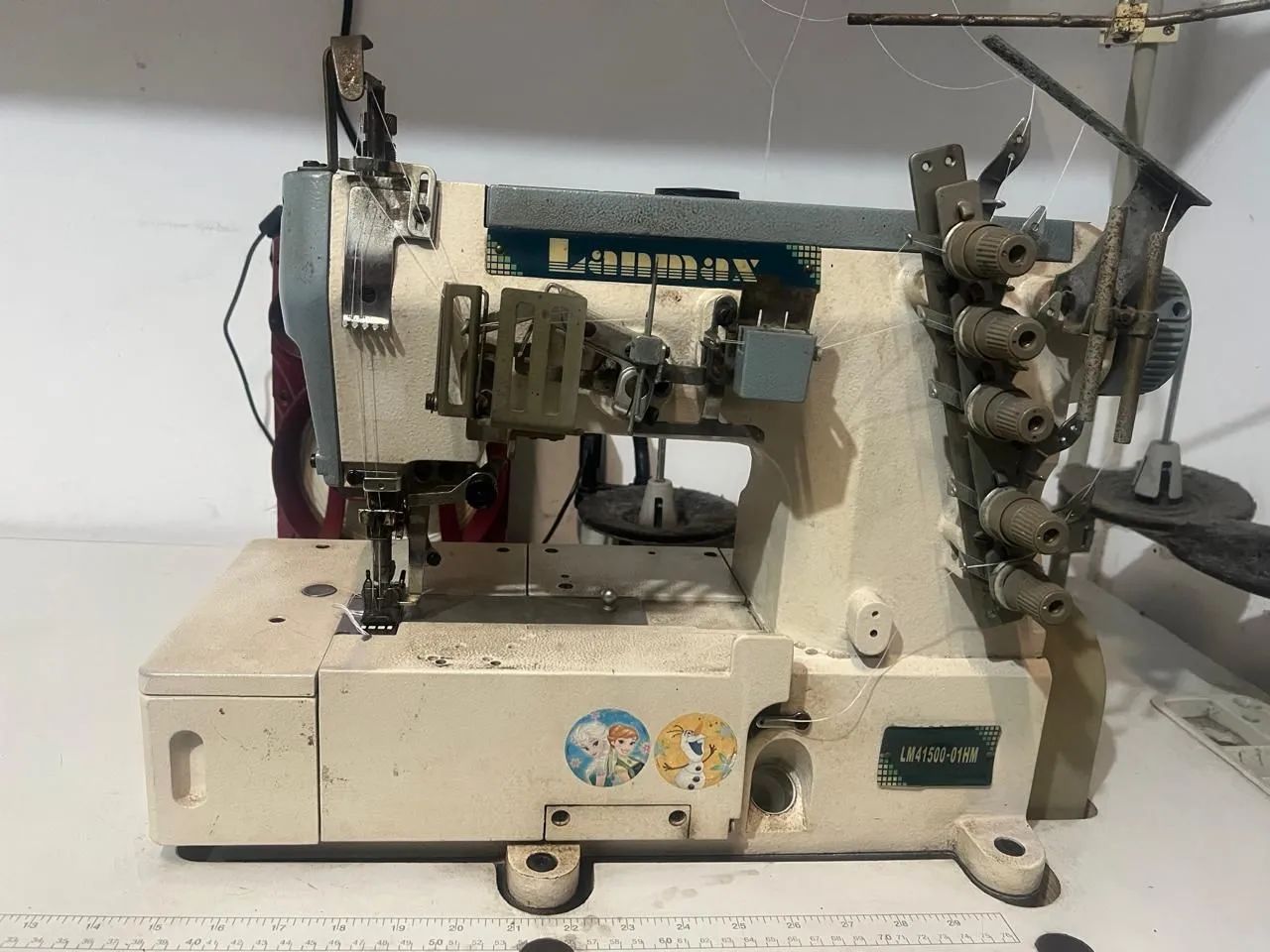 Máquina de costura Colarete industrial .