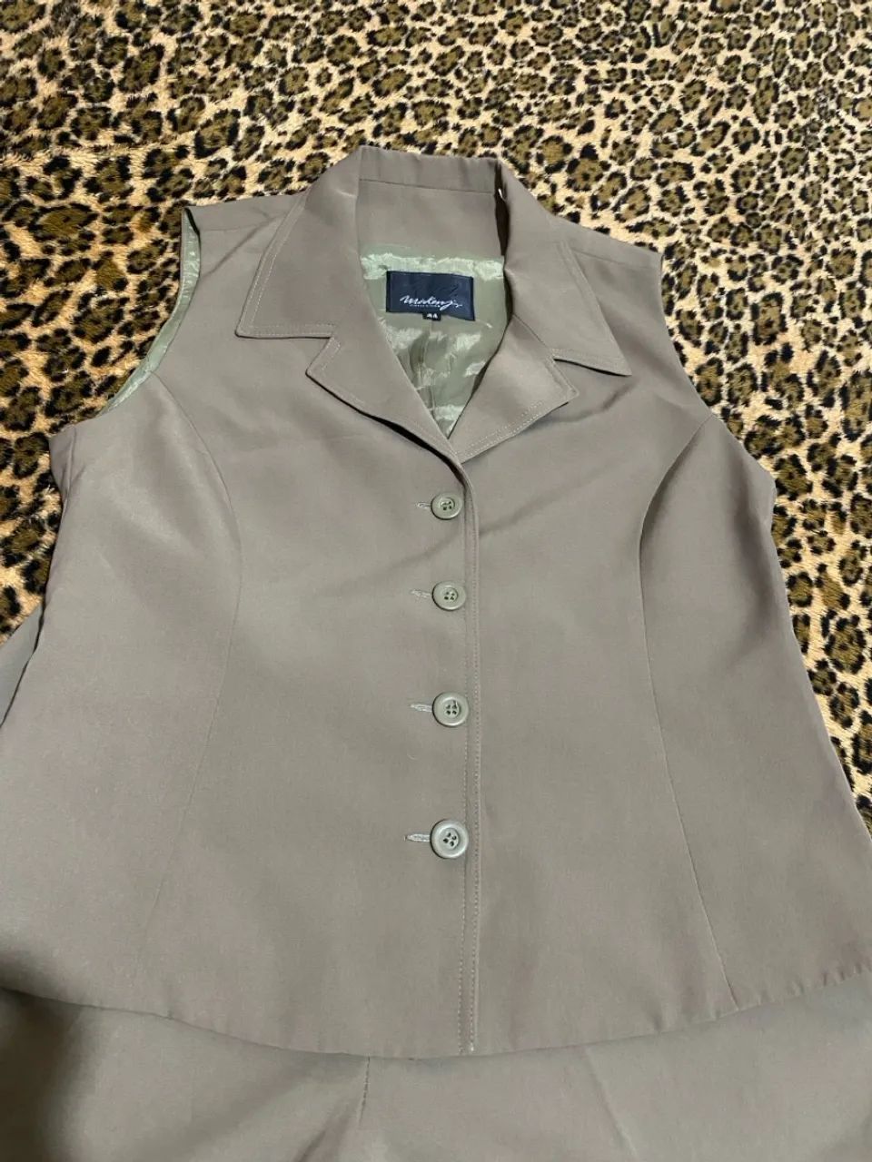 Conjunto blaser sem manga e calça 
