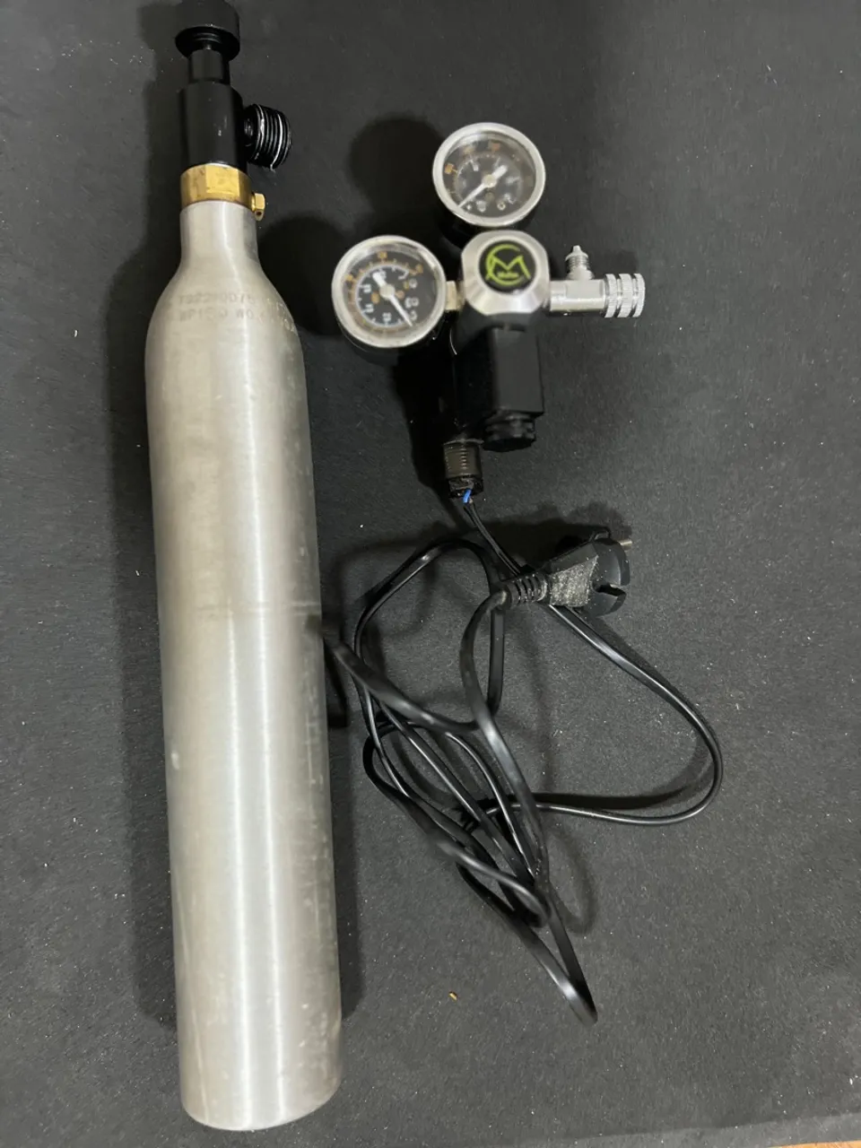 Cilindro CO2 com manômetros e válvula solenoide
