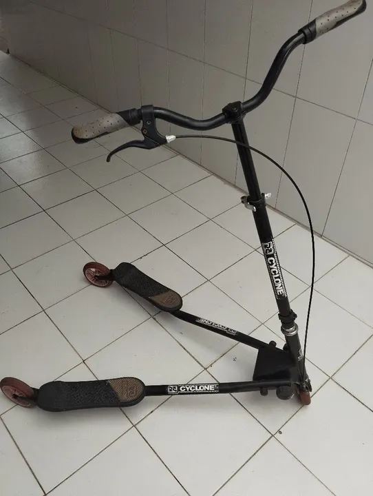 Patinete CYCLONE em V