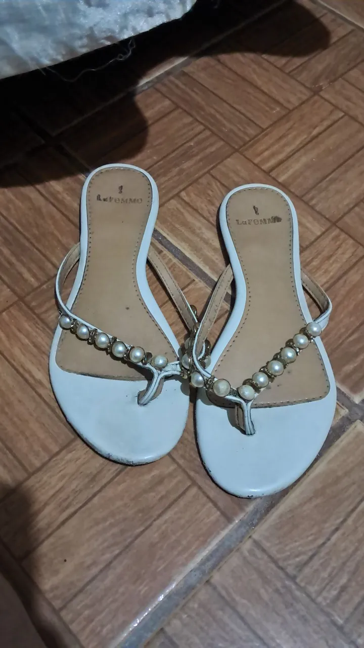 Sandália rasteirinha branca com detalhes em pérolas