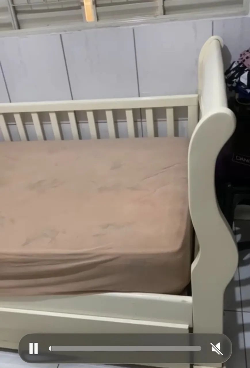 Conjunto de Guarda-roupas + cômoda + cama com cama auxiliar.