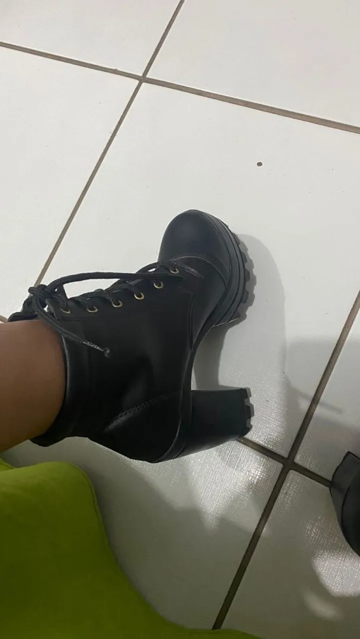 Bota feminina preta com salto bloco