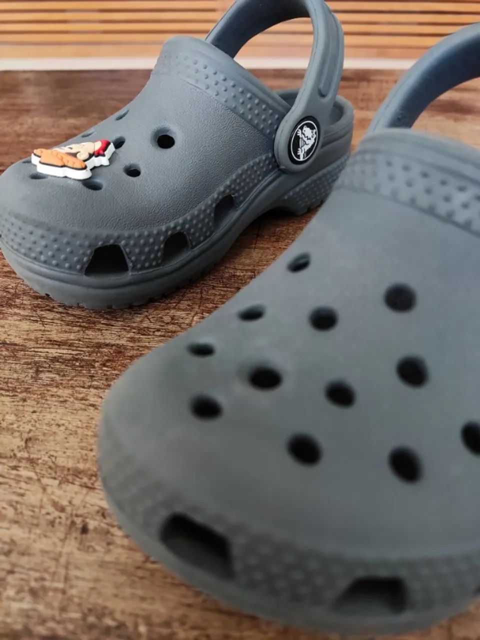 Sandália CROCS Little Baby cinza - tamanho C7 - Foto 4