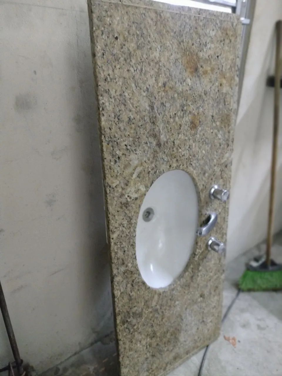 Bancada em granito para banheiro,  125x50mm, com cuba e torneira.  - Foto 3