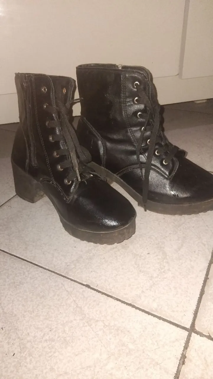 Botas Femininas de Couro Preto - Estilo Moderno