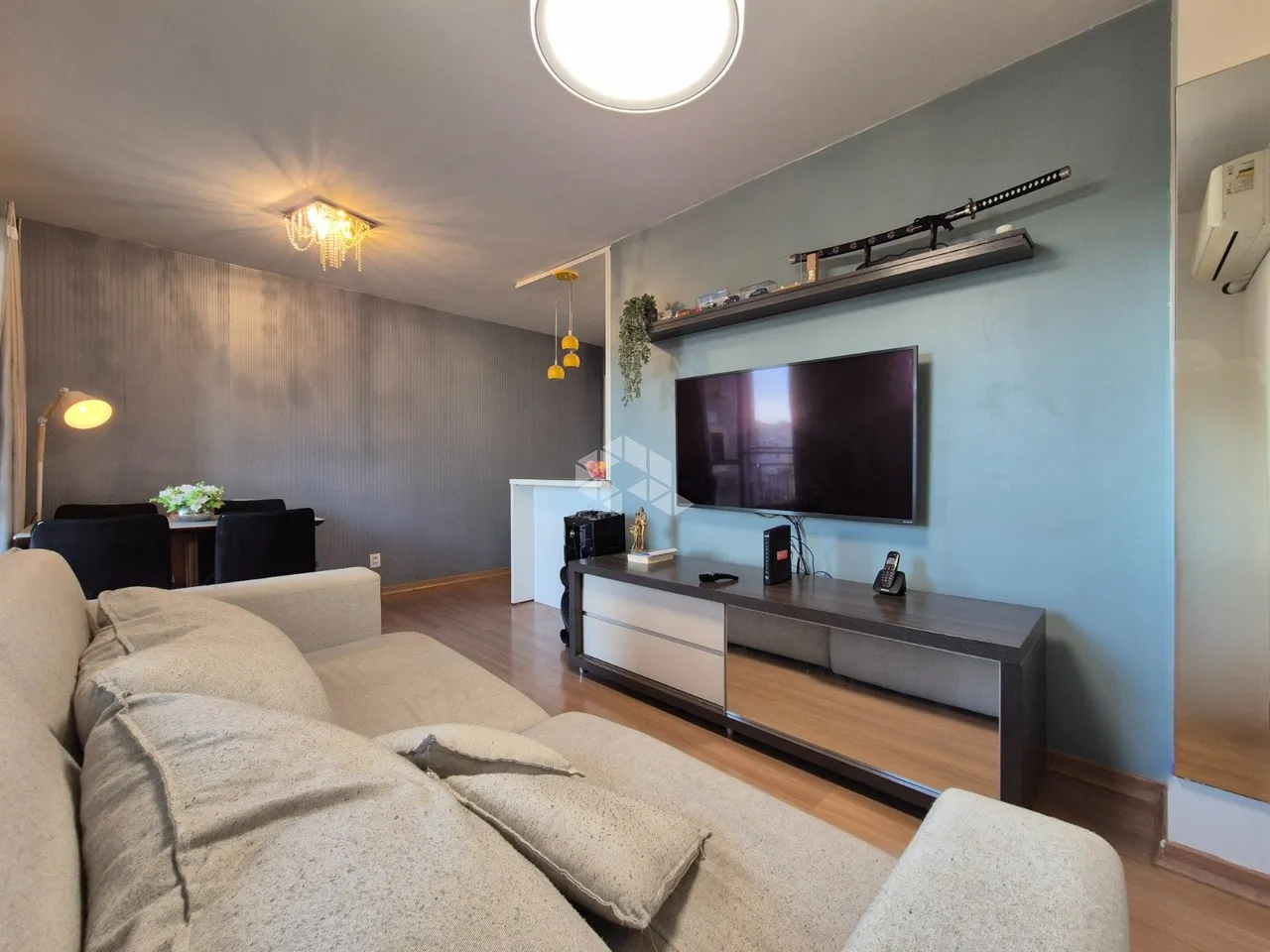 Apartamento de 2 dormitórios e 1 vaga de garagem, no bairro Humaitá, em Porto Alegre.