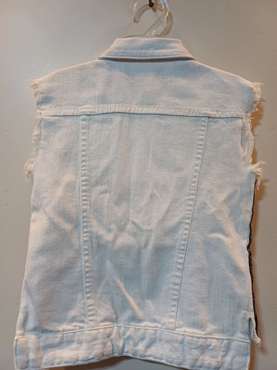Colete jeans branco Pituchinhu's,  com detalhes em pérolas,  tam.4. - Foto 3