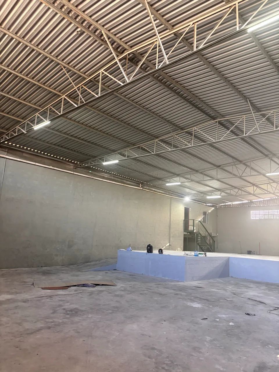 Alugo galpão de 650 metros com doca  - Foto 4