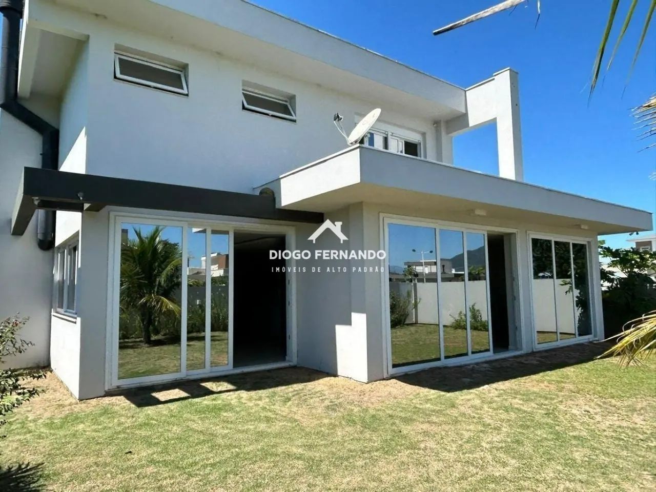 Casa à Venda em Condomínio no Campeche com 4 Suítes