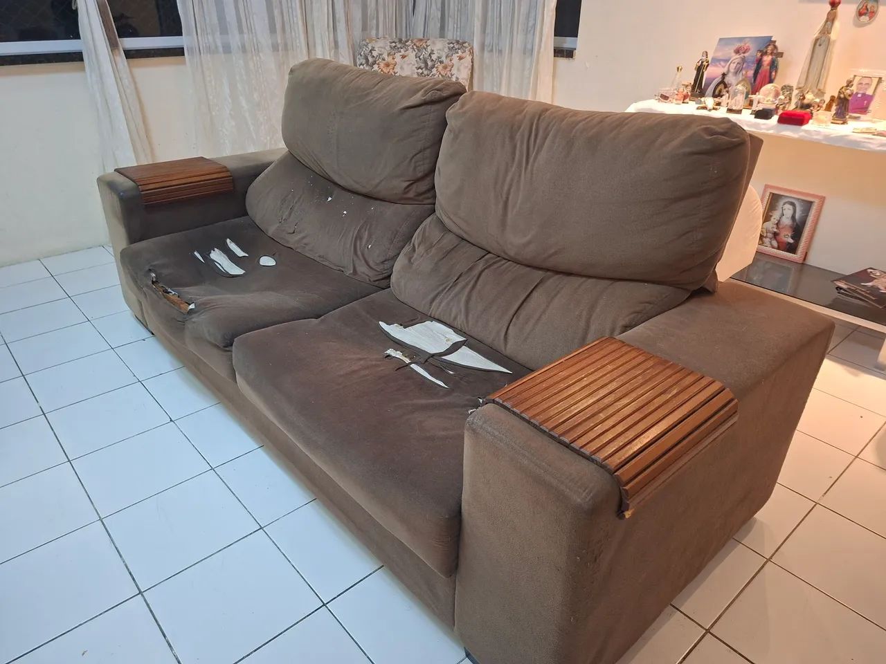 Vendo sofá 4 lugares reclinável marrom usado 2.20m de comprimento  - Foto 3