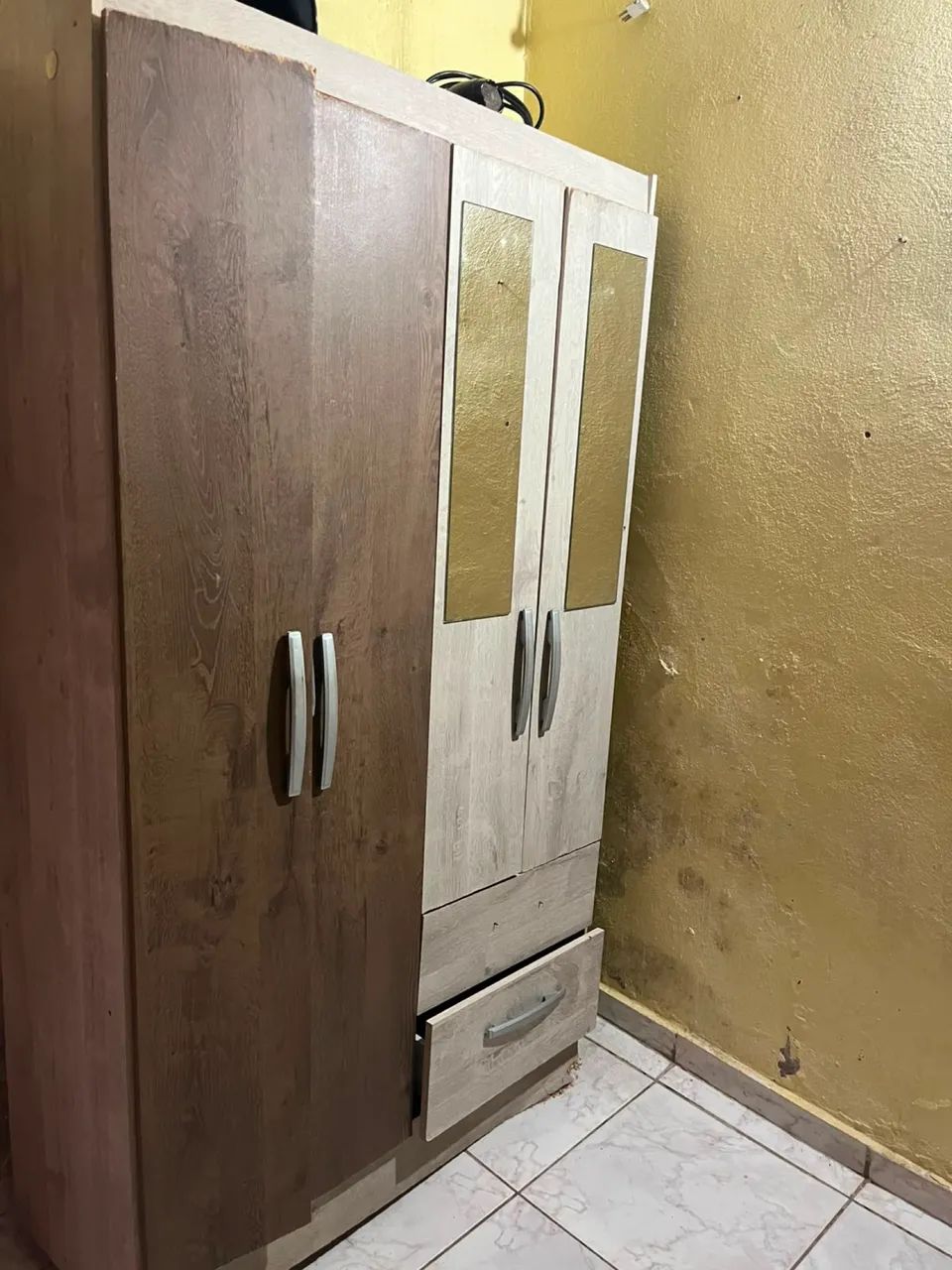 Guarda-roupa 4 portas com gaveta e espelho