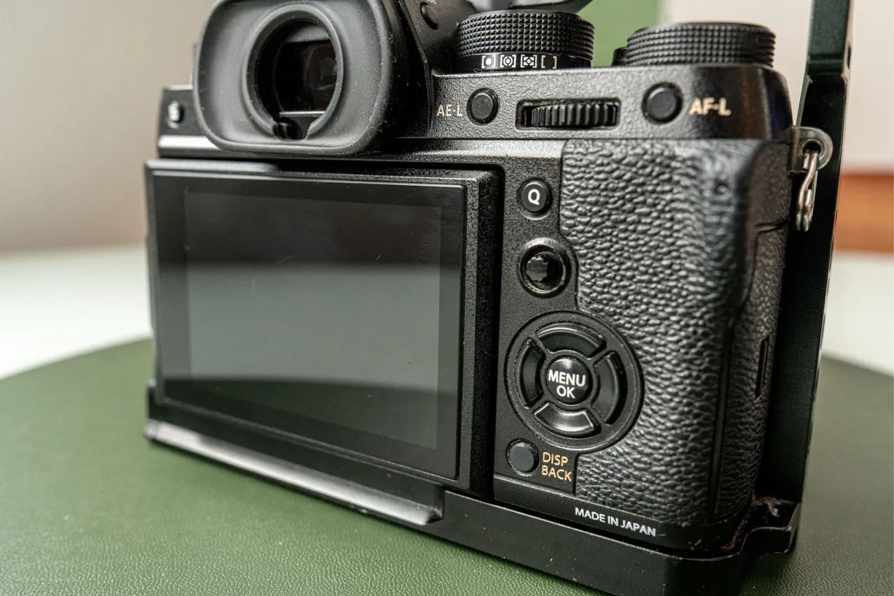 Câmera Fujifilm Xt2 com cage + 3 baterias originais  - Foto 2