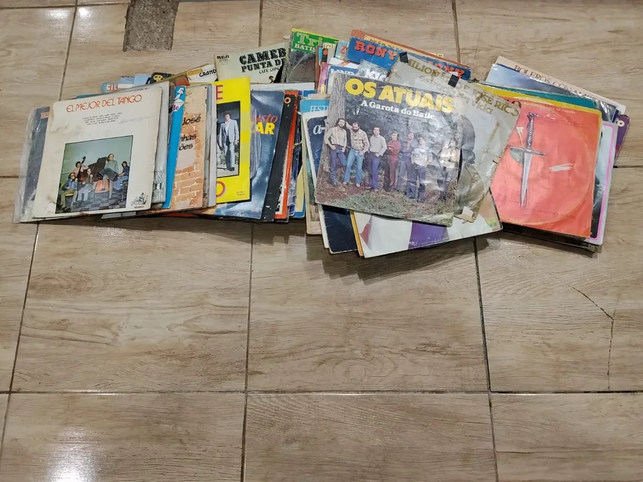 Vendo discos de vinil em bom estado, funcionando 
