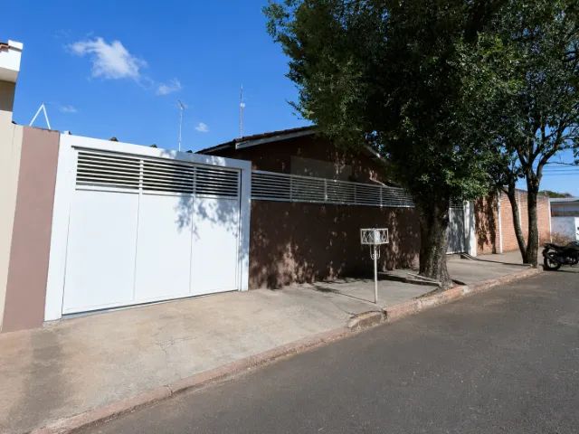 Duas casas no Centro de Tupã, 5 quartos e 3 vagas