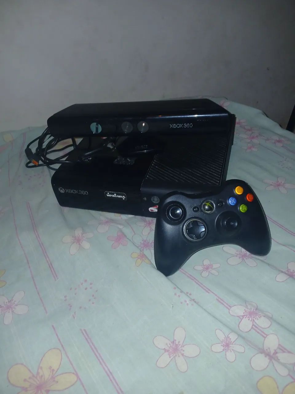 Vendo xbox 360 com kinect e 1 controle