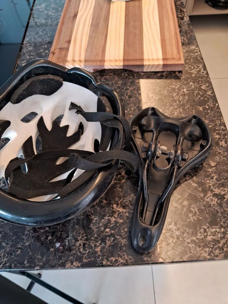 Capacete e selim de bicicleta  - Foto 4