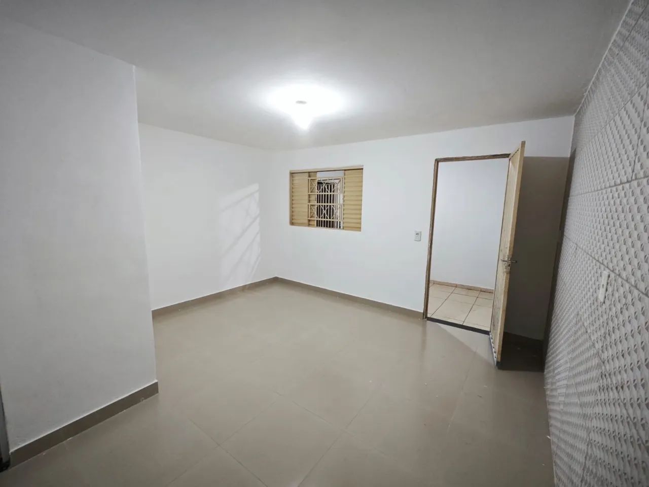 Kitnet 210 sul - 1 cômodo c/ banheiro + cozinha/área de serviço 