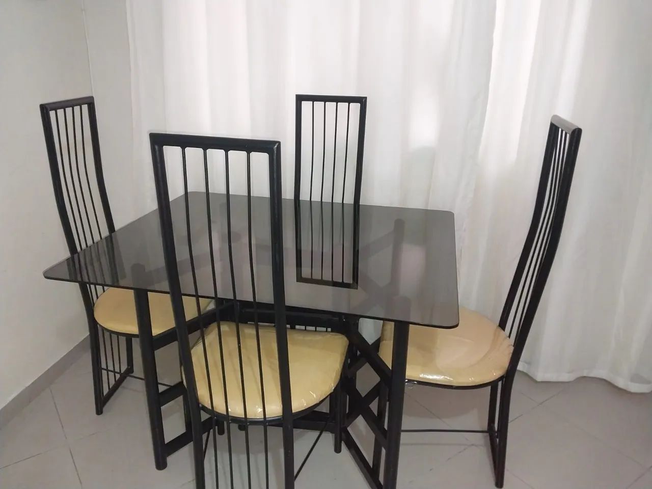 Mesa com Tampo de Vidro e 4 Cadeiras - Foto 2