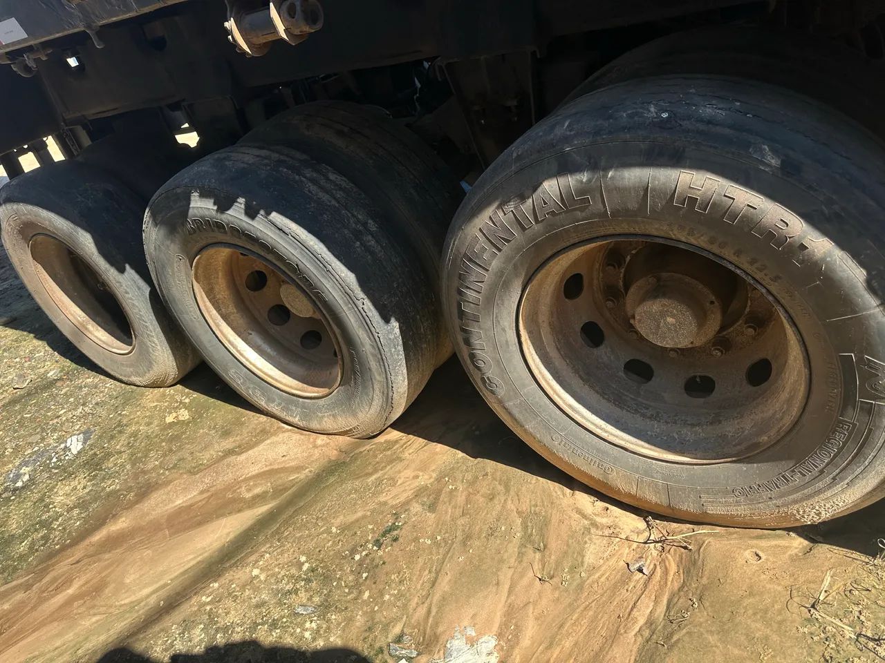 Carreta grade baixa randon com pneus - Foto 3