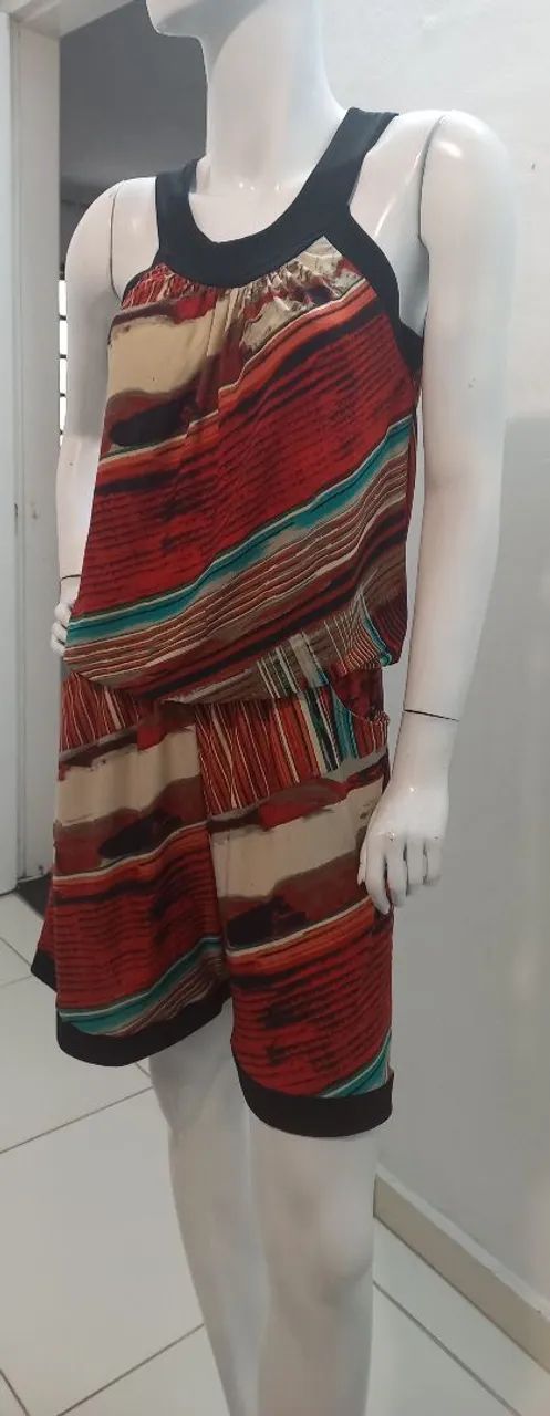 Macacão  estampado de alça  vermelho  tamanho  M  usado 
