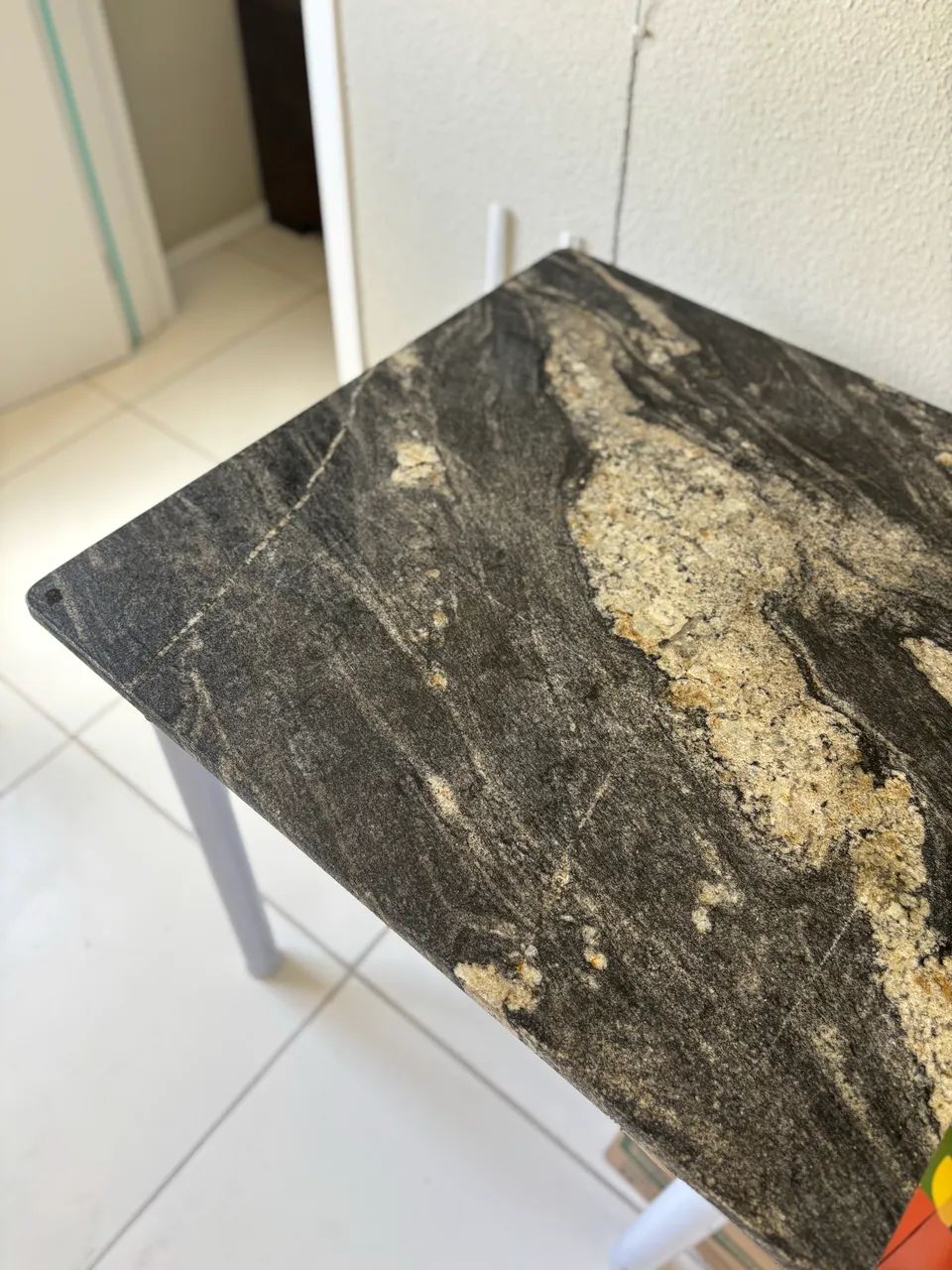 Mesa de pedra preta com 4 cadeiras