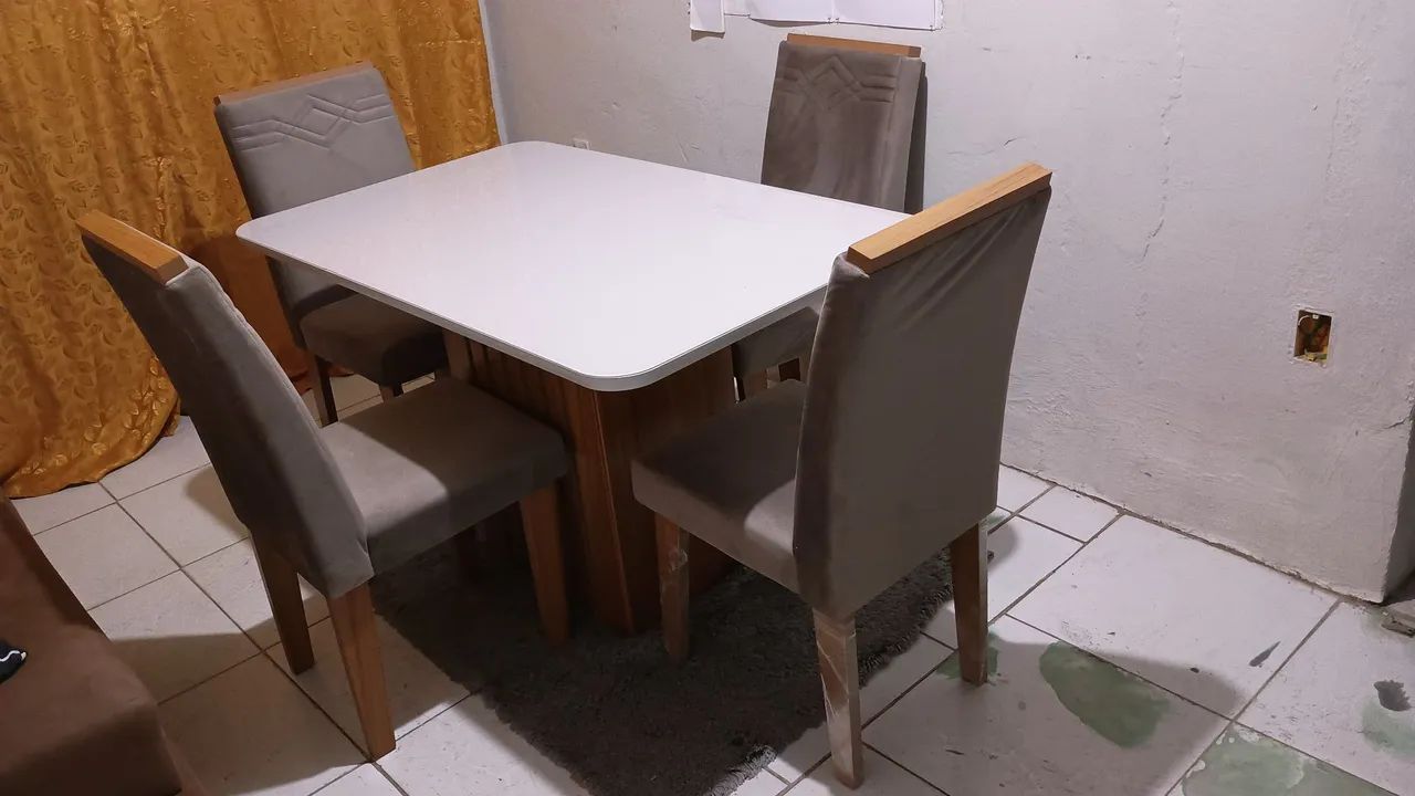 Mesa com 4 cadeiras