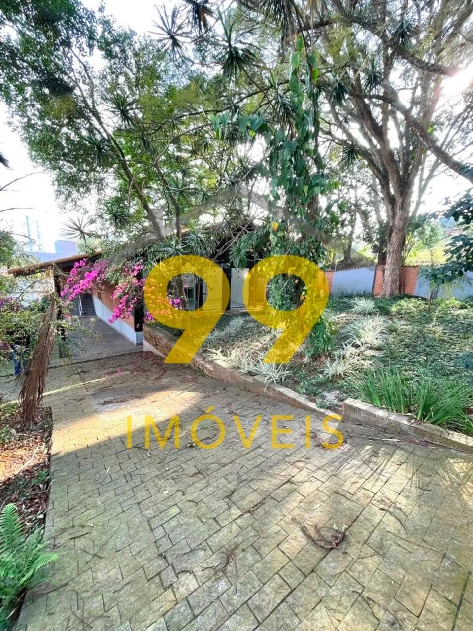 Casa Reformada com 5 Dormitórios e Amplo Jardim no Jardim Marajoara