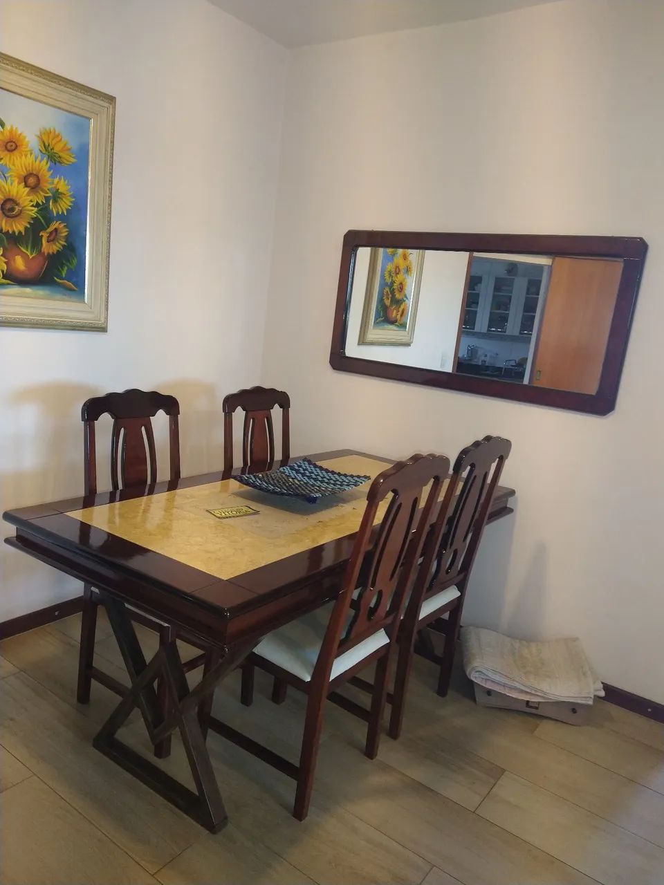 Vende-se mesa jantar com quatro cadeiras e espelho  - Foto 2
