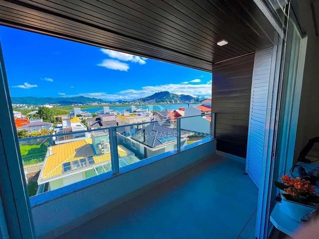 Casa reformada com 5 dormitórios e vista para o mar em Florianópolis/SC - Foto 3