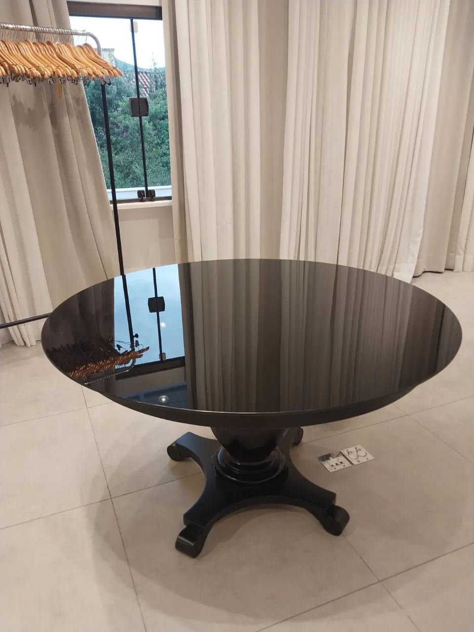 Mesa redonda de madeira com tampo de vidro - Foto 3