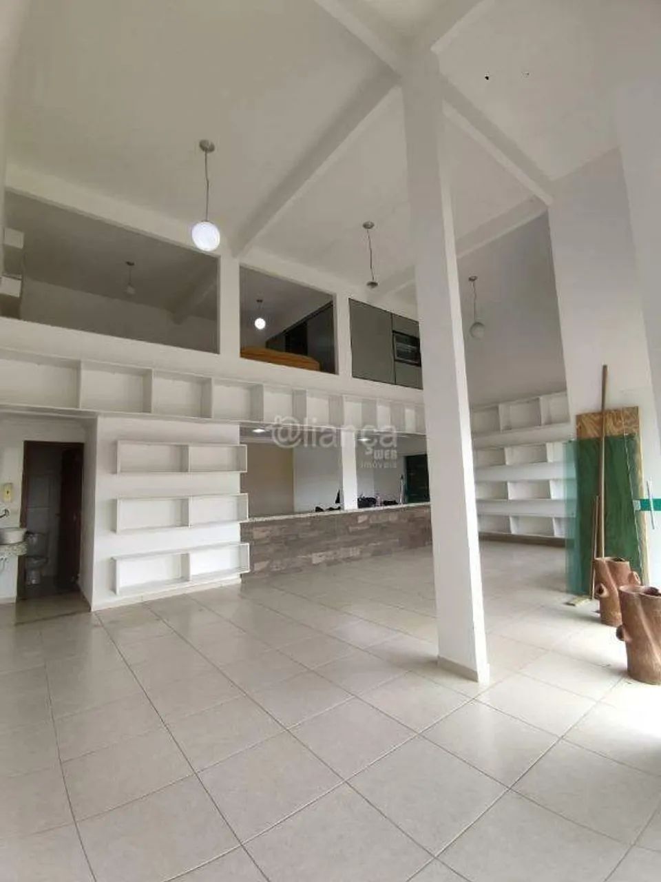 Oportunidade Comercial na Rodovia do Sol  Loja de 100m² com Mezanino!