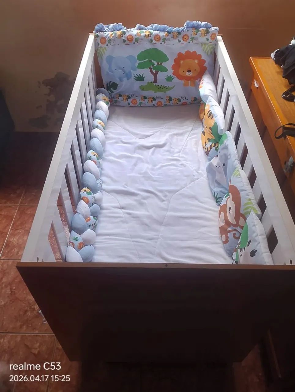 Berço e cadeira de balanço 