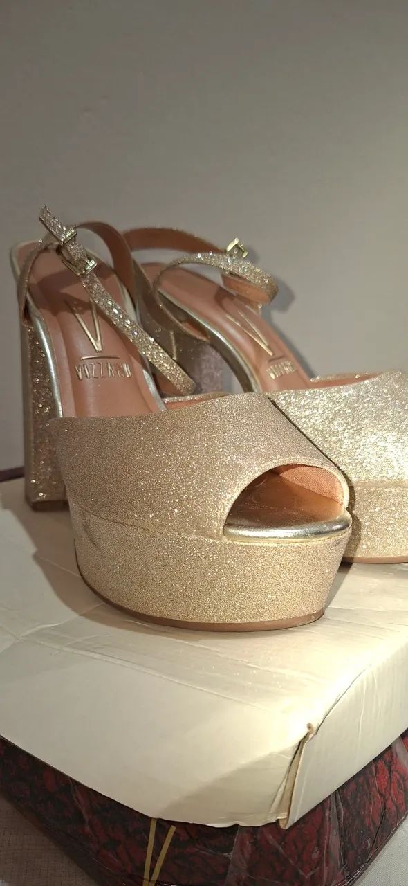 SANDÁLIA DOURADA COM GLÍTER VIZZANO  - Foto 5