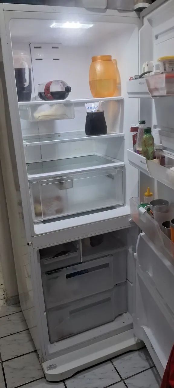Geladeira eletrolux semi nova ,com poucas marca de uso.  - Foto 2