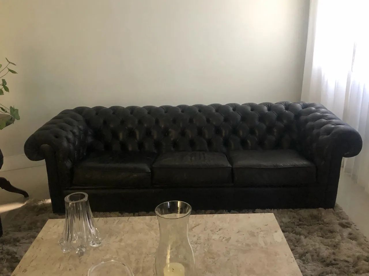 Sofá Chesterfield 3 Lugares - Couro Preto - Estilo Clássico