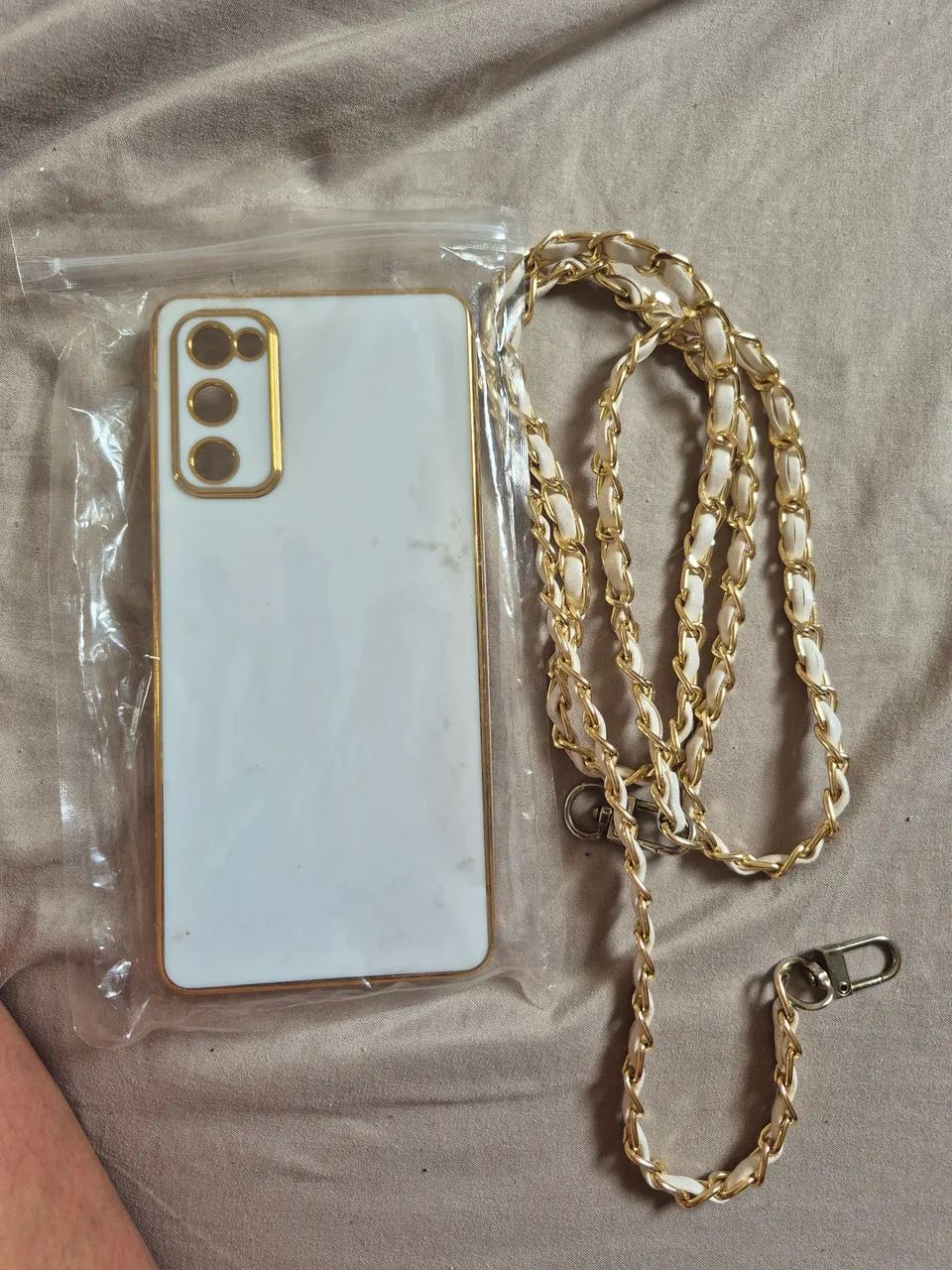 Capa Case Galaxy S20 FE (4G e 5G) Branca Dourada com Alça Corrente  - Foto 5