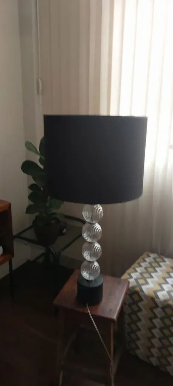 Abajur de mesa com base em vidro e cúpula em tecido - Foto 2