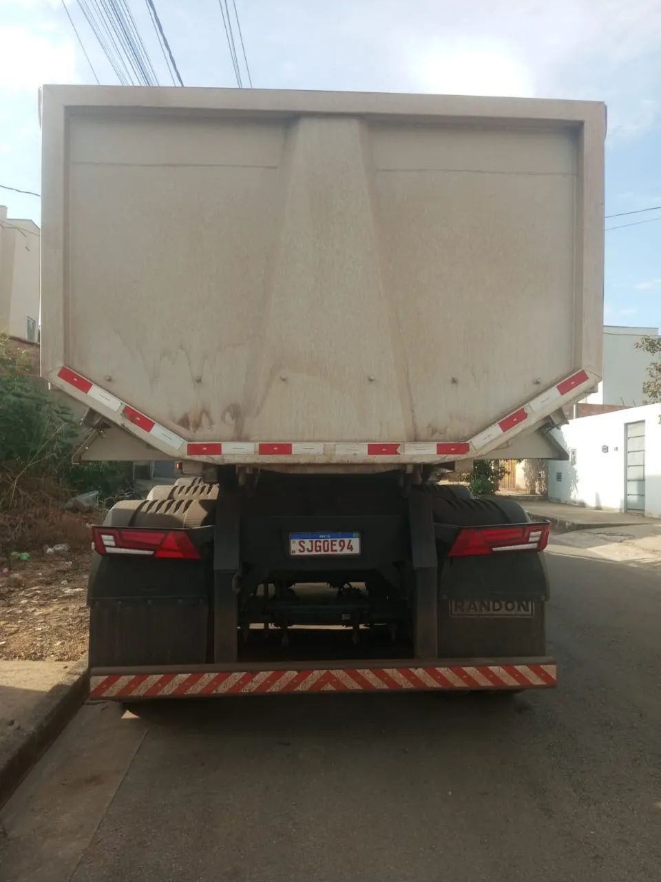 Carreta basculante caçamba 