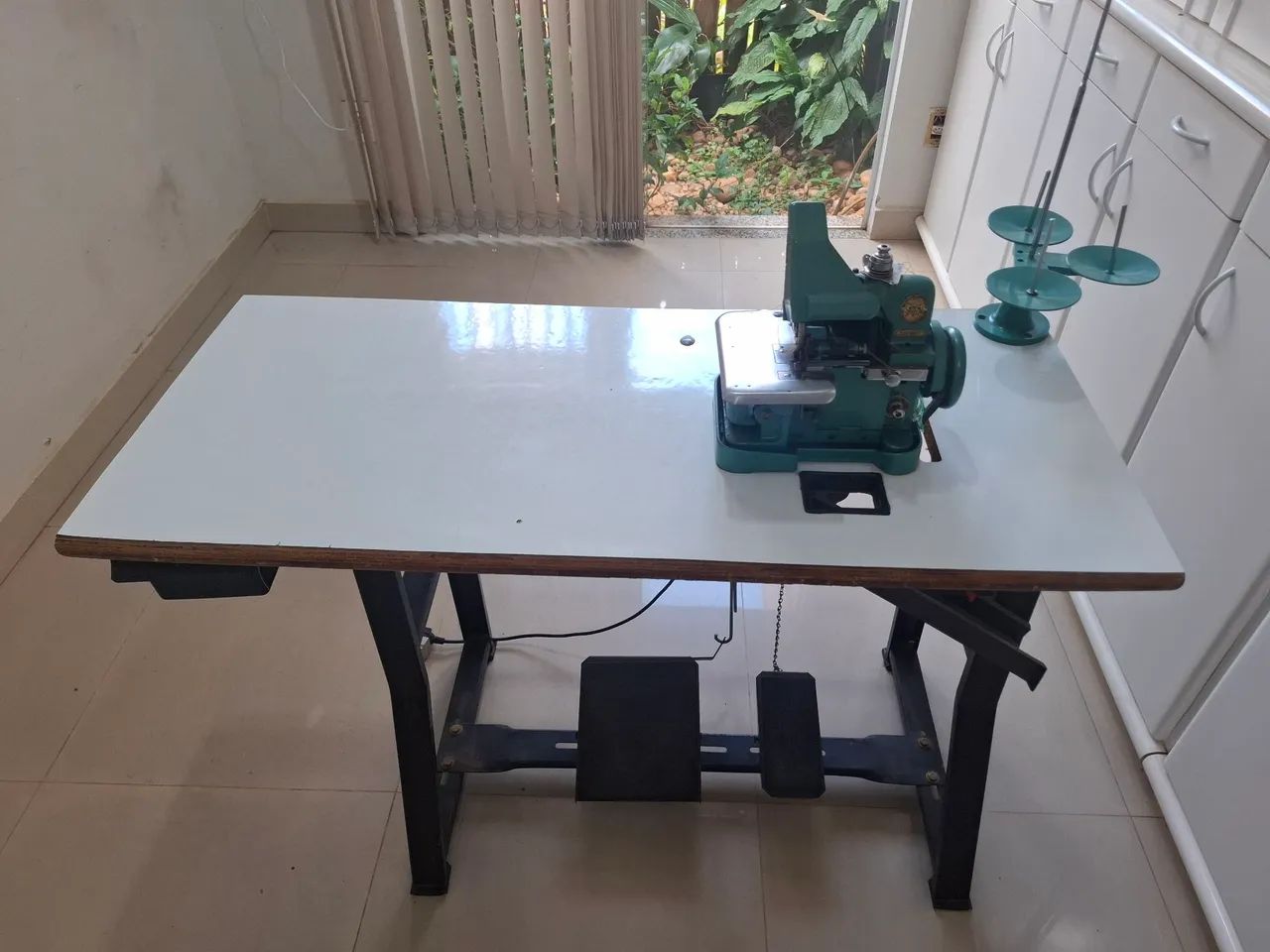Vendo máquina de overlock 