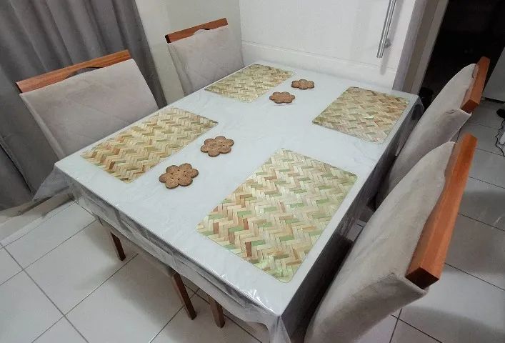 Mesa de jantar retangular com tampo de vidro e 4 cadeiras - Foto 3