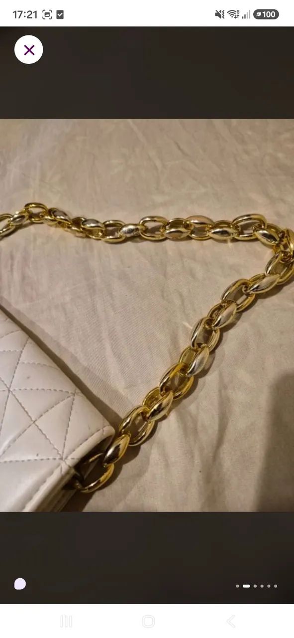 Bolsa branca com corrente dourada  - Foto 4
